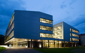 Nachhaltiges Bauen in St. Pölten: Die Fachhochschule steht auf  energiesparenden Säulen und spart massiv Betriebskosten ein.